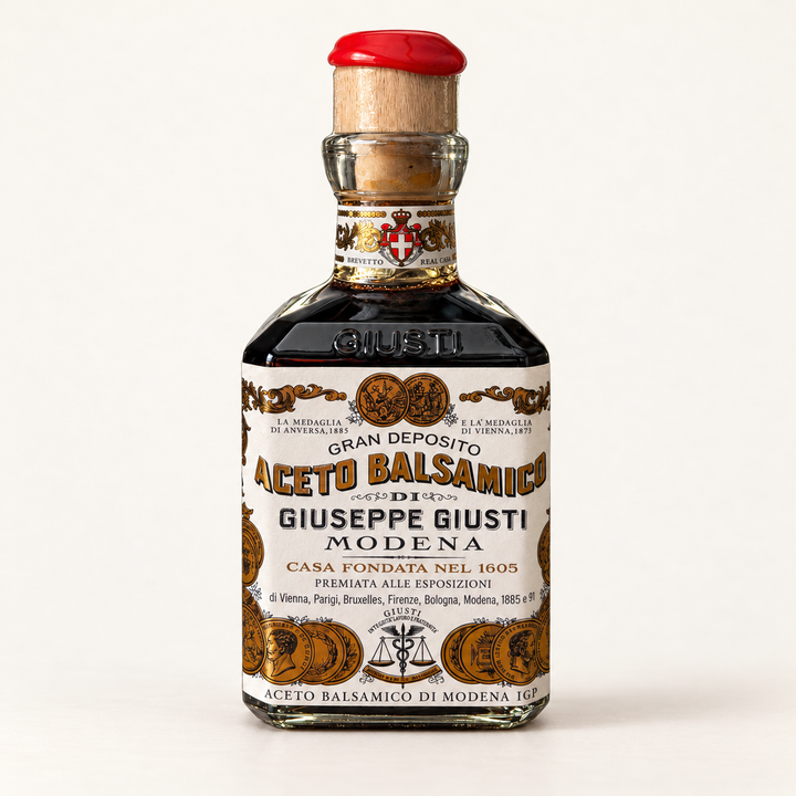 Giuseppe Giusti Il Classico Aceto Balsamico di Modena IGP mit hellem Etikett, 2 Goldmedaillen, 250 ml, vor hellem Hintergrund