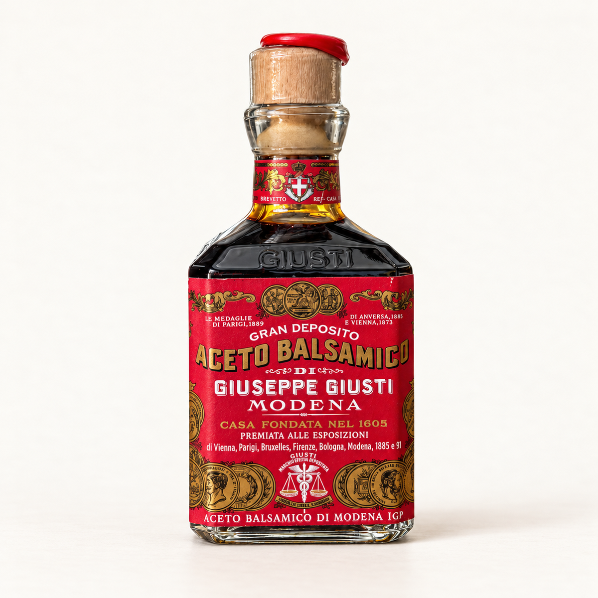 Giuseppe Giusti Aceto Balsamico di Modena IGP mit rotem Etikett, 3 Goldmedaillen, 250 ml, vor hellem Hintergrund