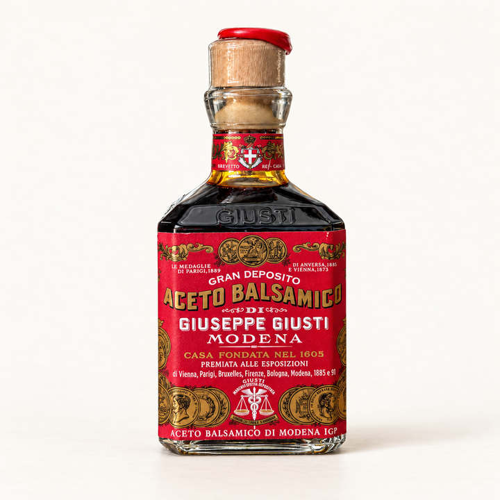 Giuseppe Giusti Aceto Balsamico di Modena IGP mit rotem Etikett, 3 Goldmedaillen, 250 ml, vor hellem Hintergrund