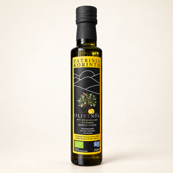 Patrinia Korinth Bio-Olivenöl mit griechischen Zitronen, 250-ml-Flasche mit gelbem Etikett vor hellem Hintergrund